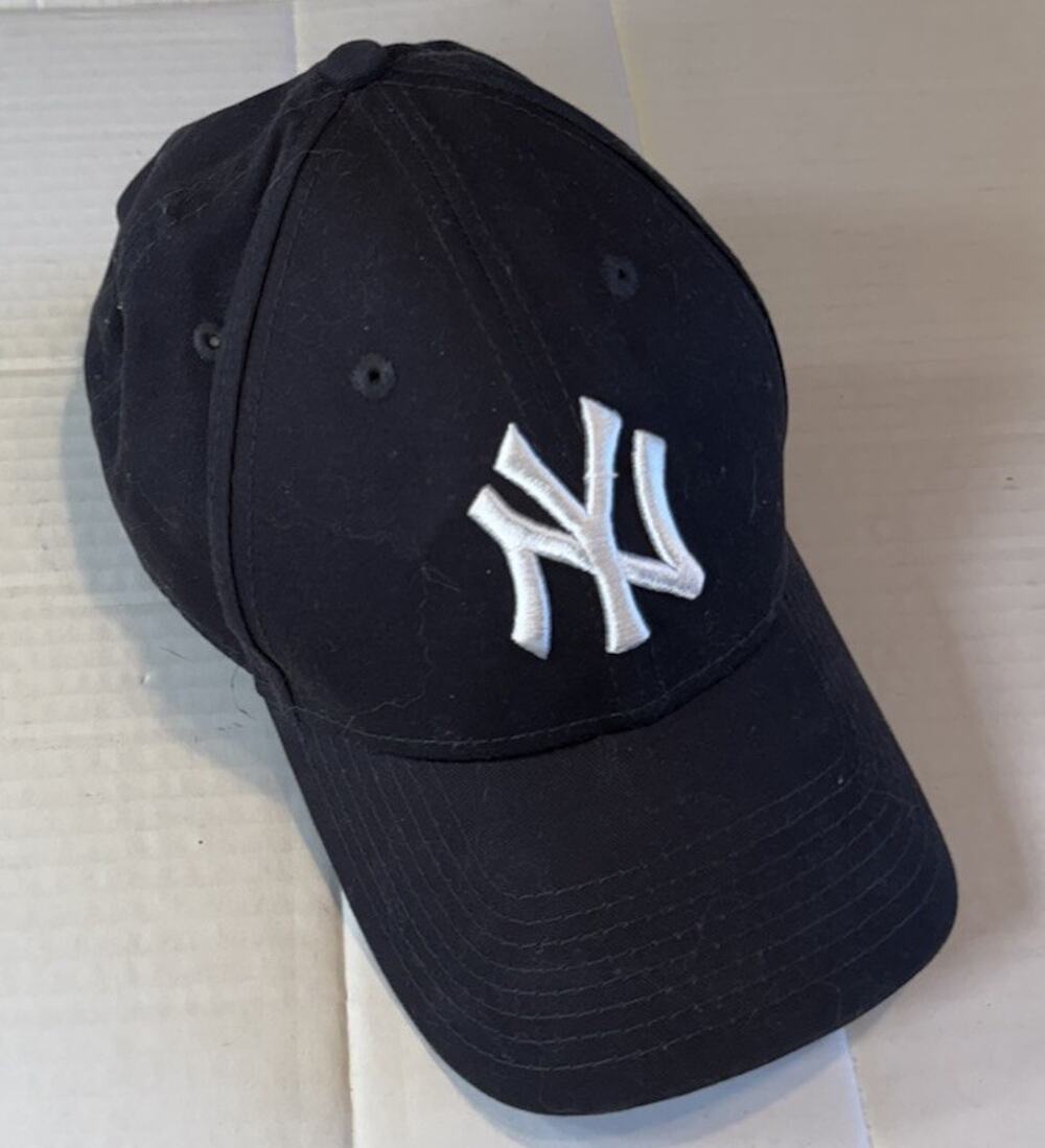 New York Yankees Hat Cap Mens Black Strap Back Baseball MLB New Era 9Forty